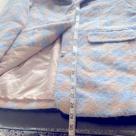 BLACK RIBBON women’s Medium Size light color coat. Keeps you warm and comfy - Picture 6 of 9